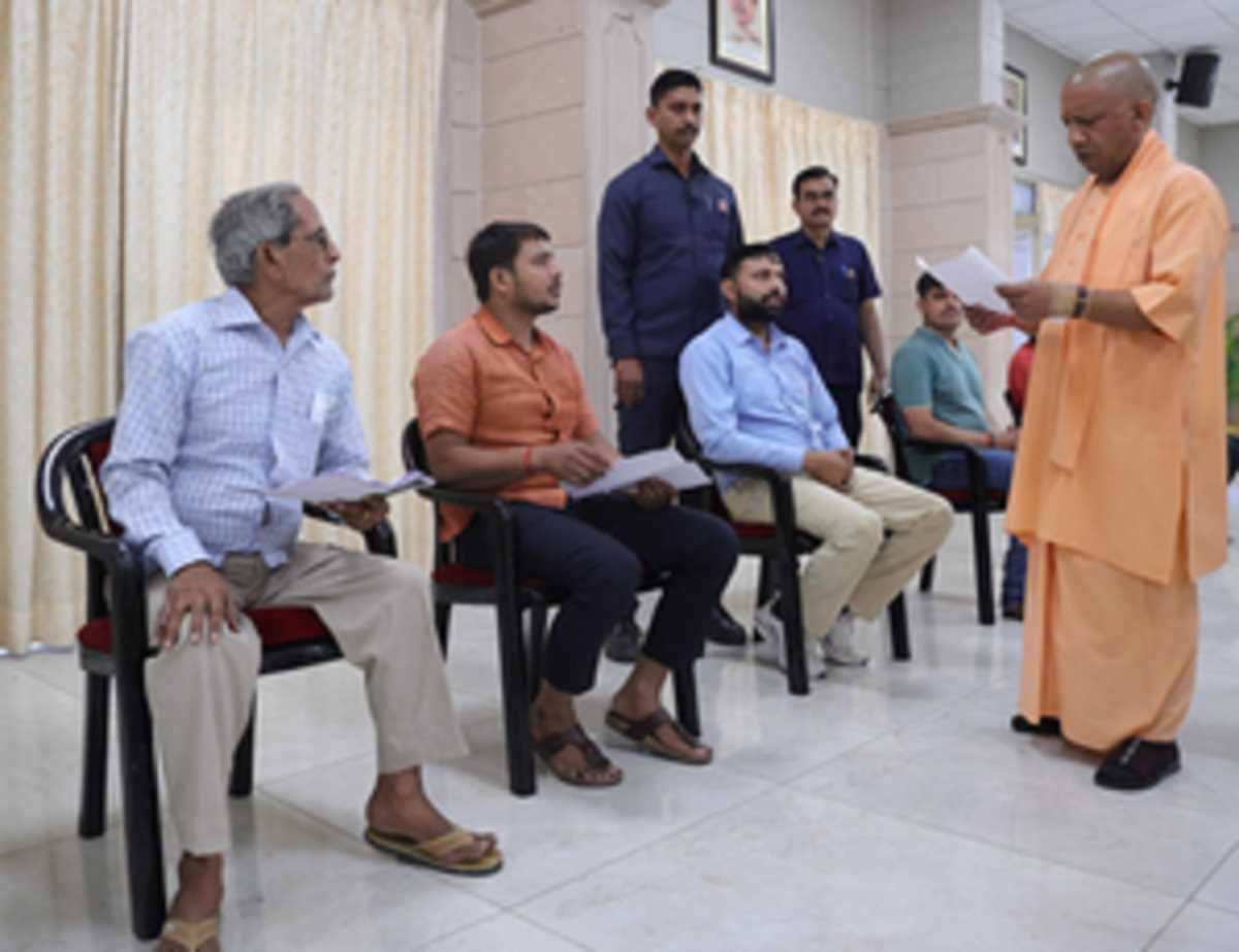 जनता दर्शन में सीएम योगी ने फरियादियों की सुनी समस्याएं